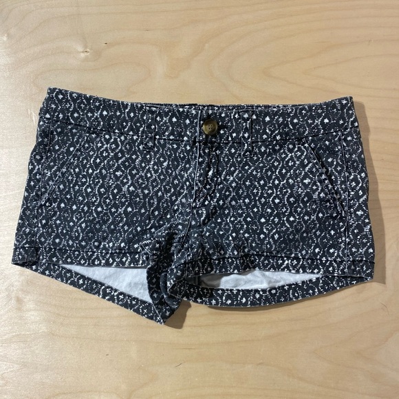 American Eagle Women's Black Patterned Shorts 6 (MY) - Picture 3 of 7